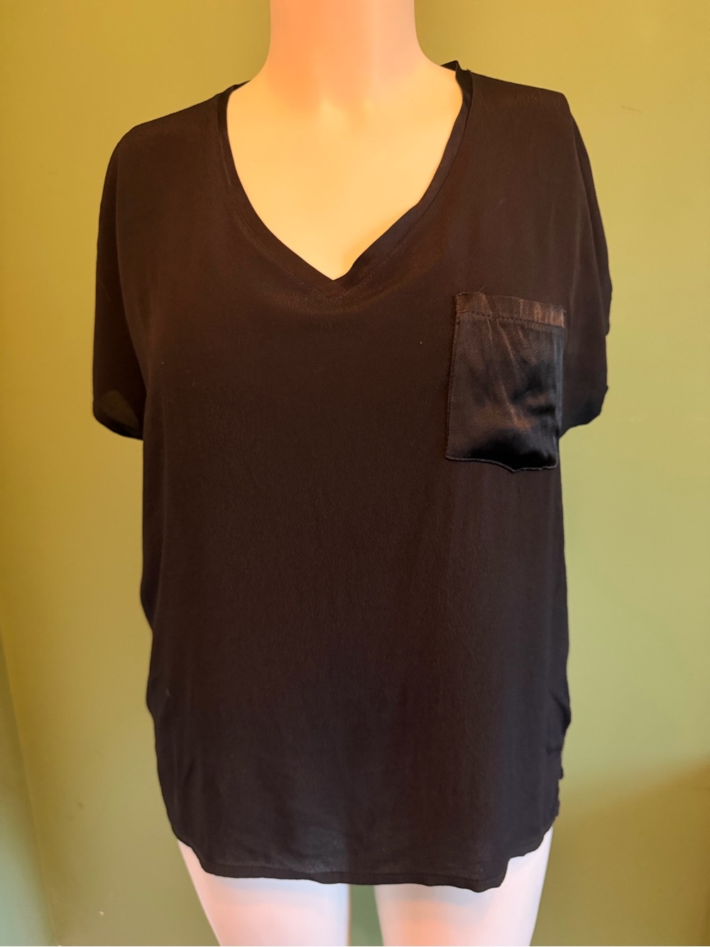 Blunauta Women's Black V-Neck Pocket Top